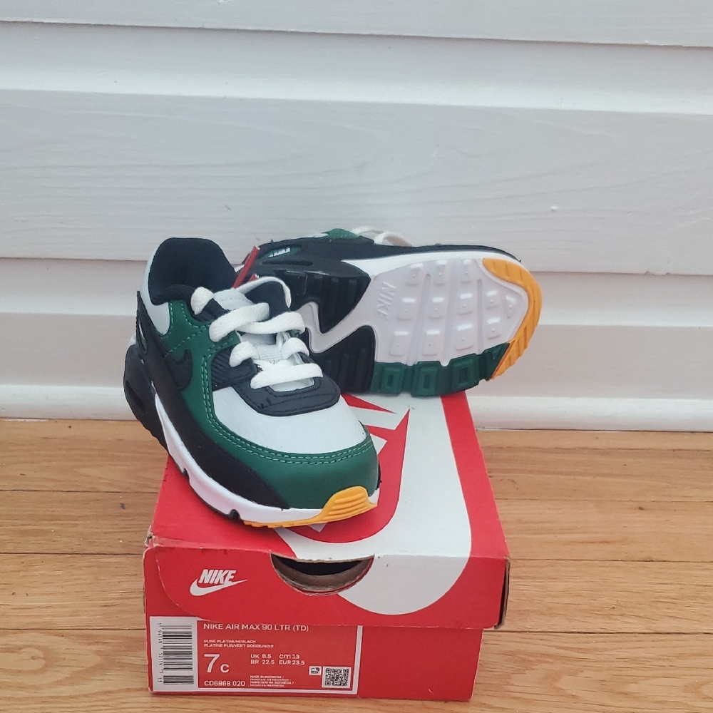 Nike Green and Black Retro Sneakers with Athletic Silhouette
